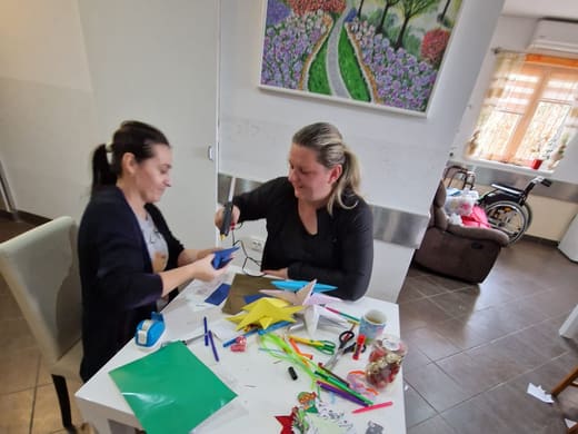 Individualna podrška u kreativnoj radionici Doma Golubić