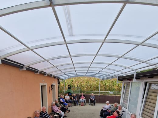 Zajednički boravak korisnika na natkrivenoj terasi