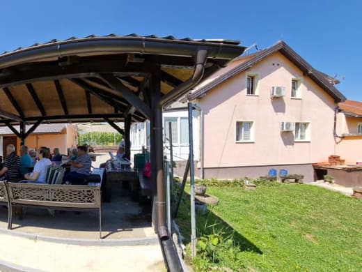 Sjenica i vanjski prostor Doma Golubić u Pregradi